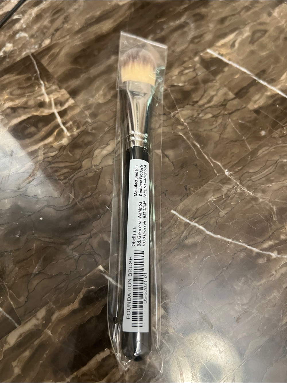 Younique Foundation Brush - Black Handle, Cream Bristles